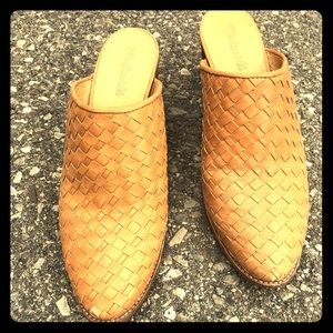 Madewell Buttery caramel thatched leather mules